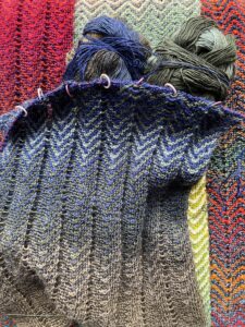 How to Knit the Zick Zack Scarf – A Stunning Yet Simple Beginner